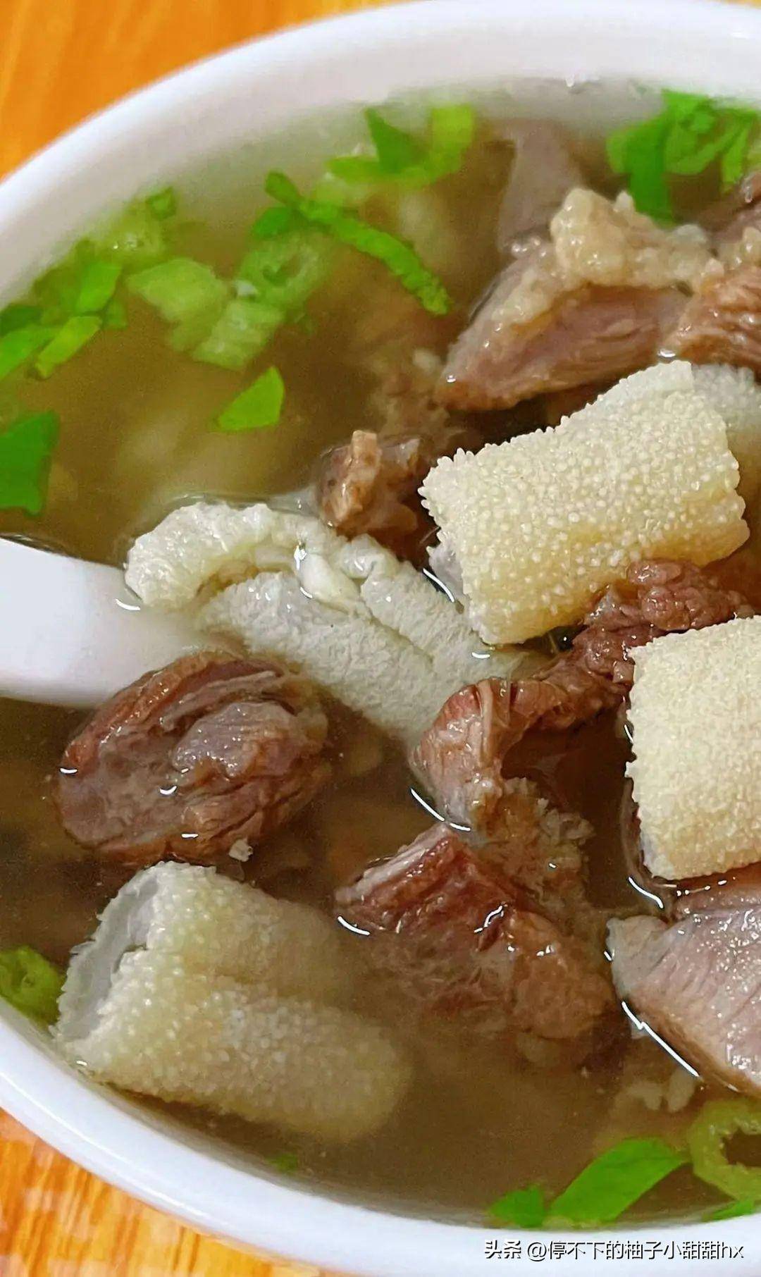 牛肠,牛肺,牛心这种处理的都很干净,和超大块的白萝卜一起熬煮到耙软