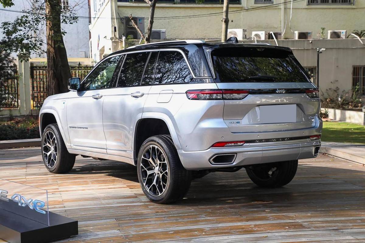 谁还不知道jeep大切诺基换代了?这次上了混动,但卖64.