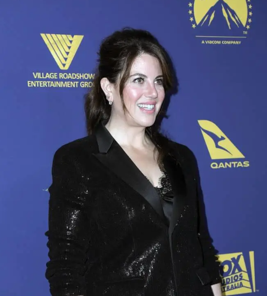 在如此严酷的环境下,monica lewinsky展现出了惊人的勇气和韧性.