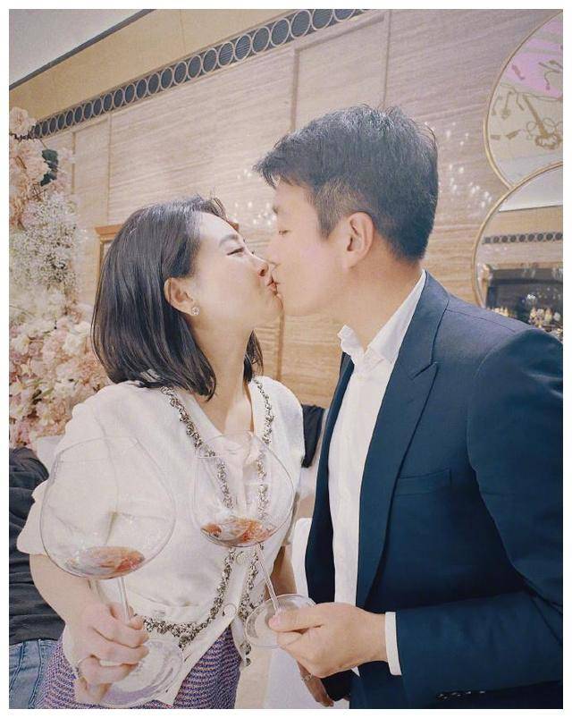 佟大为晒照为老婆庆生夫妻穿情侣装亲吻45岁关悦容貌身材极佳