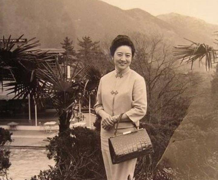 原创民国盛恩颐上海首辆奔驰车车主一夜输掉一条街晚年饿死家中