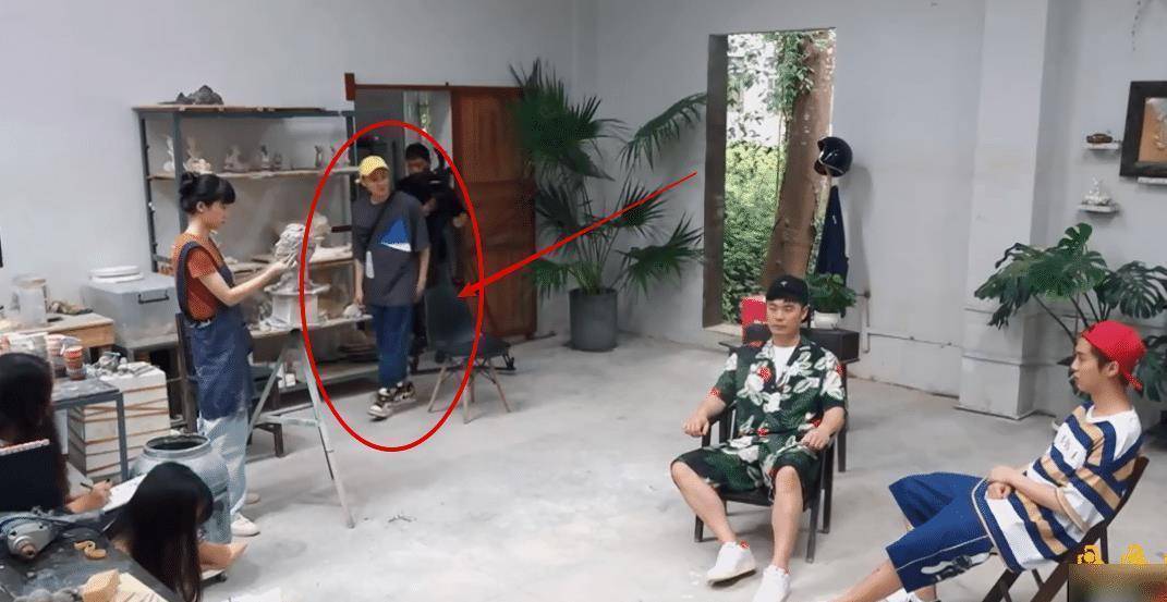原创玩太大陈赫鹿晗遭强吻邓超被认成网红强行与女同事合照