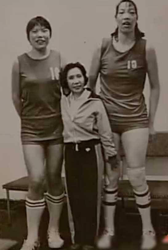 原创郑海霞享受大校待遇退役嫁给1米9街道临时工如今家庭生赢