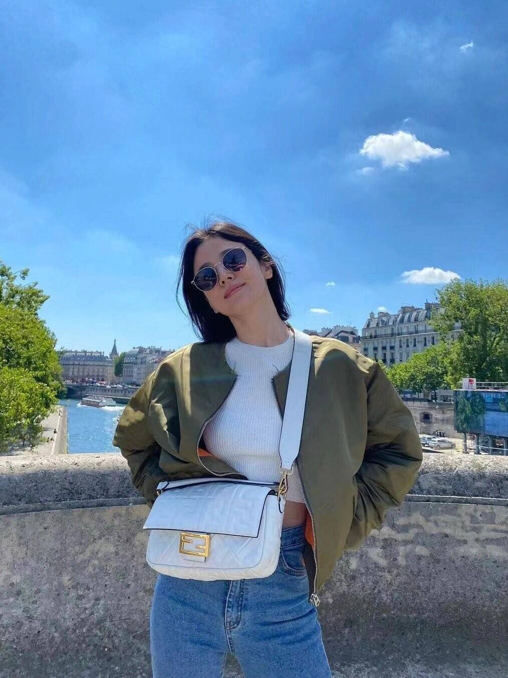 原创42岁宋慧乔与男友人自拍穿白衬衫嫩得像个水蜜桃让人心动