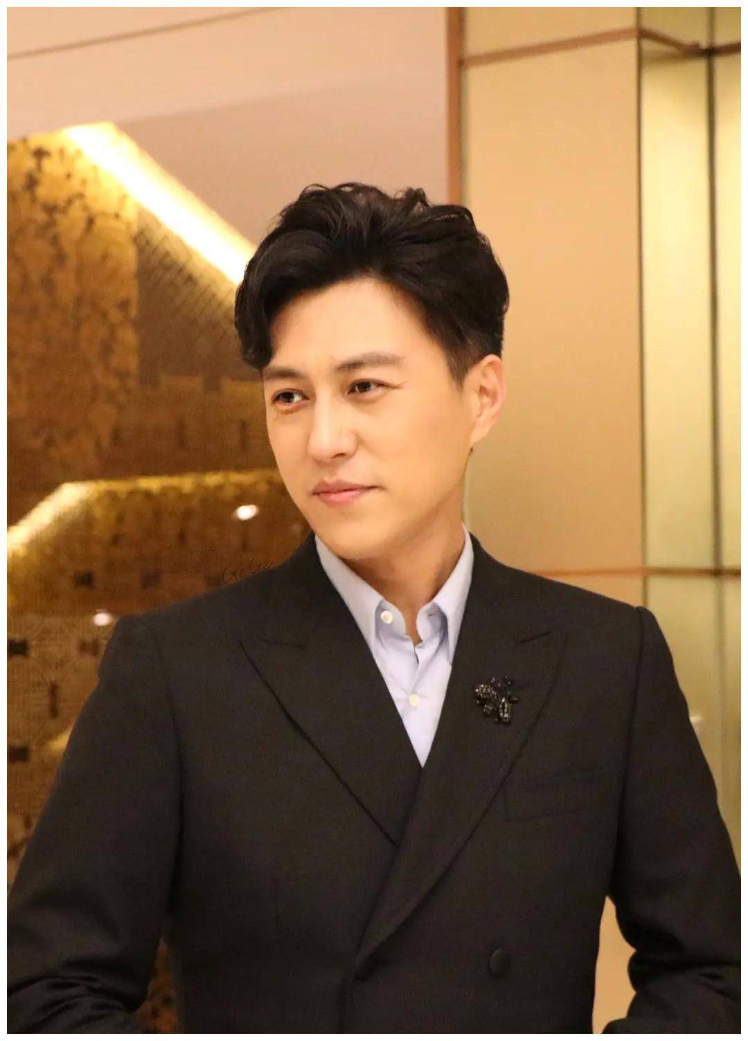 演员与角色互相成就,一剧播完,靳东由十八线男演员一跃成了"叔圈"的