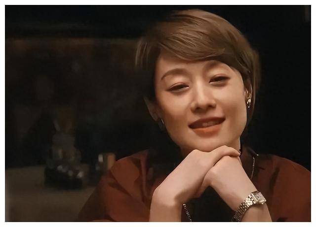 甚至还能跟"前情敌"汪小姐和解,把自己的招财猫送给了汪小姐,还在客户