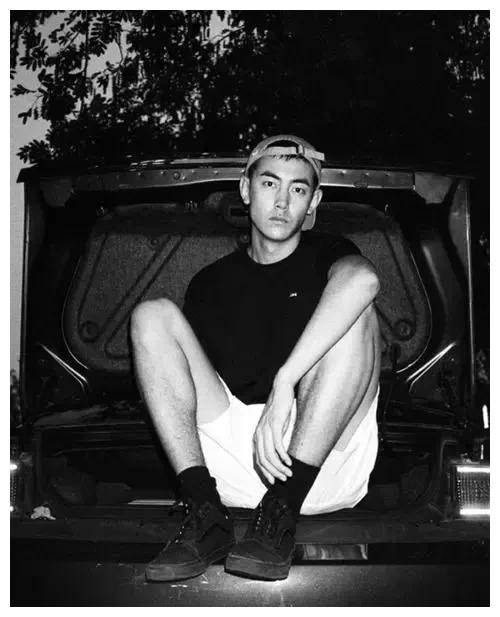 大海哥纪凌尘最近挺火啊与演员阚清子分手后境况不太好啊