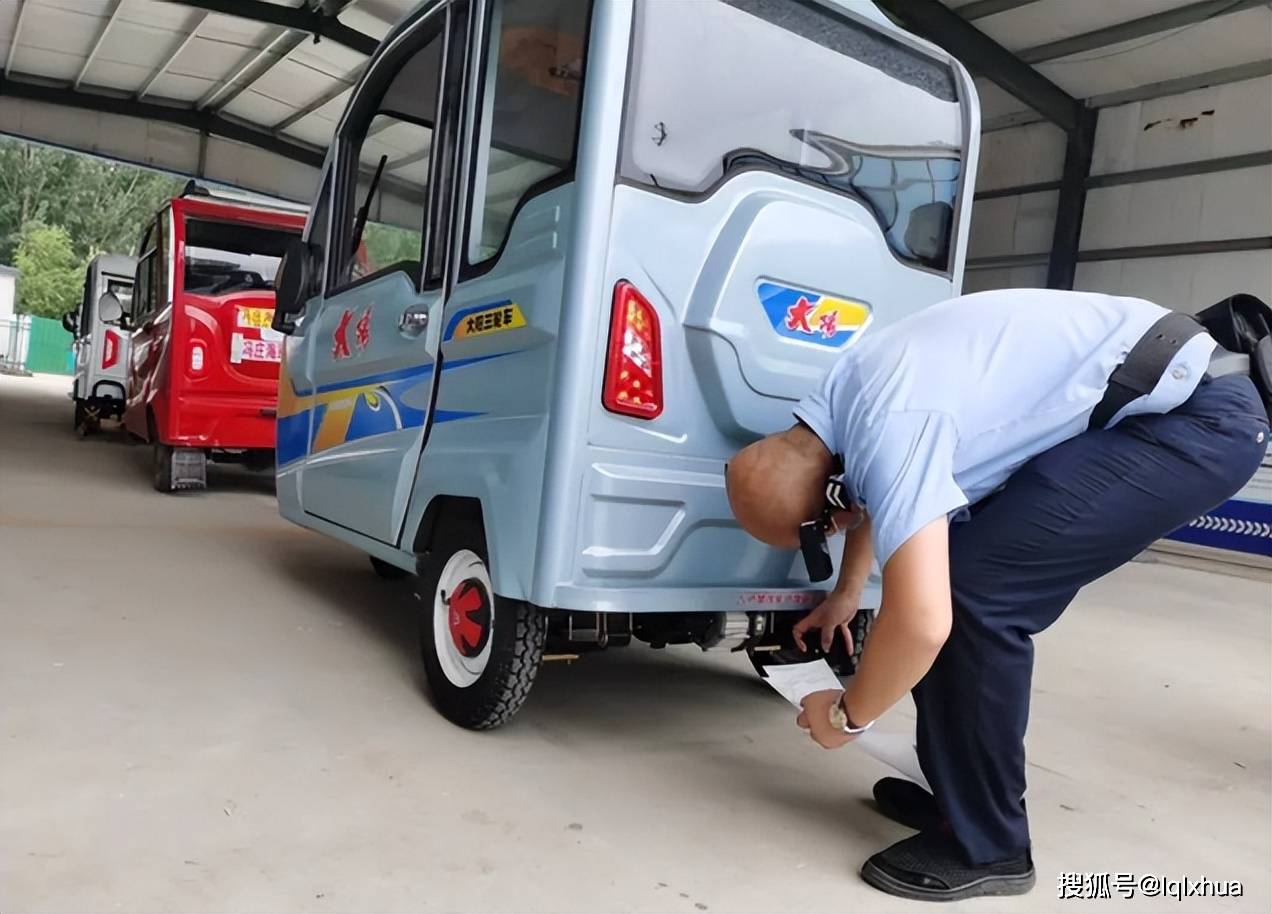 其中驾驶电动三轮车必须持有d类驾照,驾驶低速四轮电动车