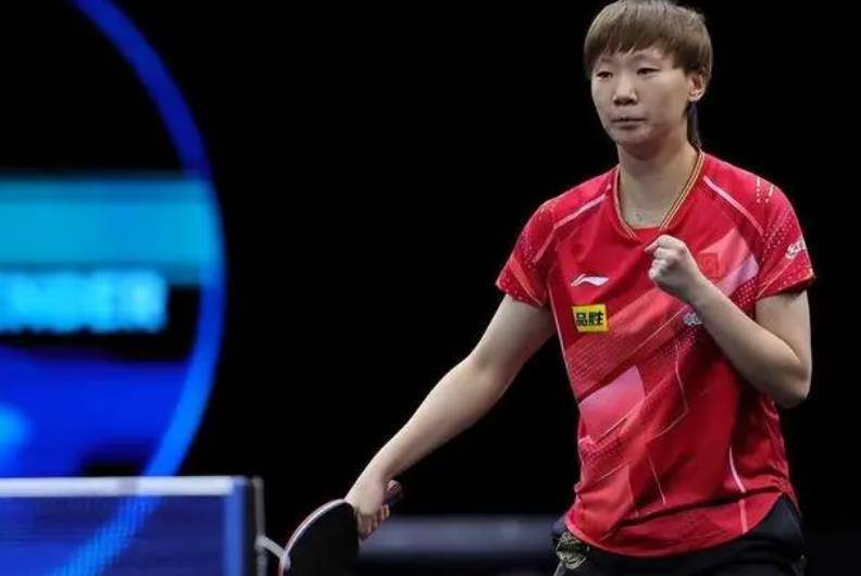 陈梦也是拍了拍王曼昱进行鼓励,随后两个人用球拍挡住有