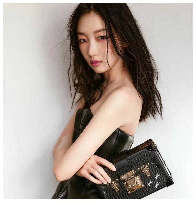 周冬雨品牌大秀上摆谱!