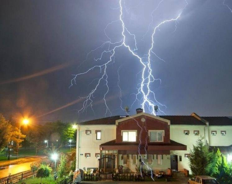 心脏病,病重的他无法动弹,眼睁睁地看着被雷击起火的房屋慢慢吞噬了他