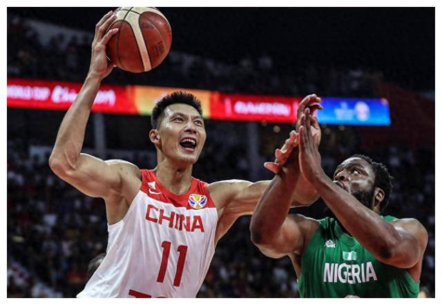 易建联27岁娶巴西足球宝贝36岁退役两子成人生活大赢家