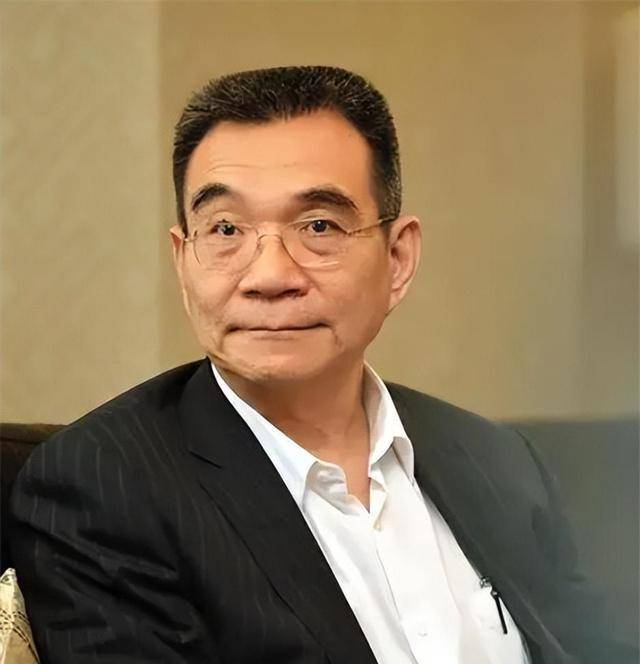 原创1979年台湾一位连长冒死游泳回大陆如今成中国顶级智囊