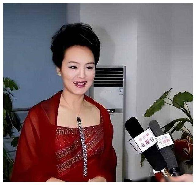 她是央视美女主持人,嫁小2岁哈佛大学海归,今58岁活成人生赢_孙小