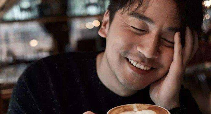 雷佳音回应搂美女 称对方只是自己的助理_一举一动_好友_个人行为