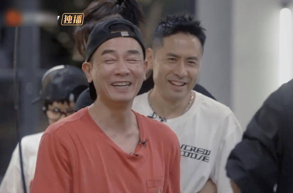 黄贯中为陈小春弹生日歌,陈小春送其水壶,兄弟情真的太美好了