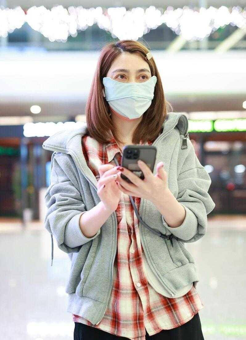 原创洪欣人美又会穿格纹衬衫配拉链卫衣走机场简约大气又显气质