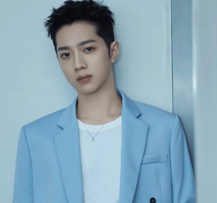 赖冠霖亮相线下活动,生图引发热议,这颜值认真的吗