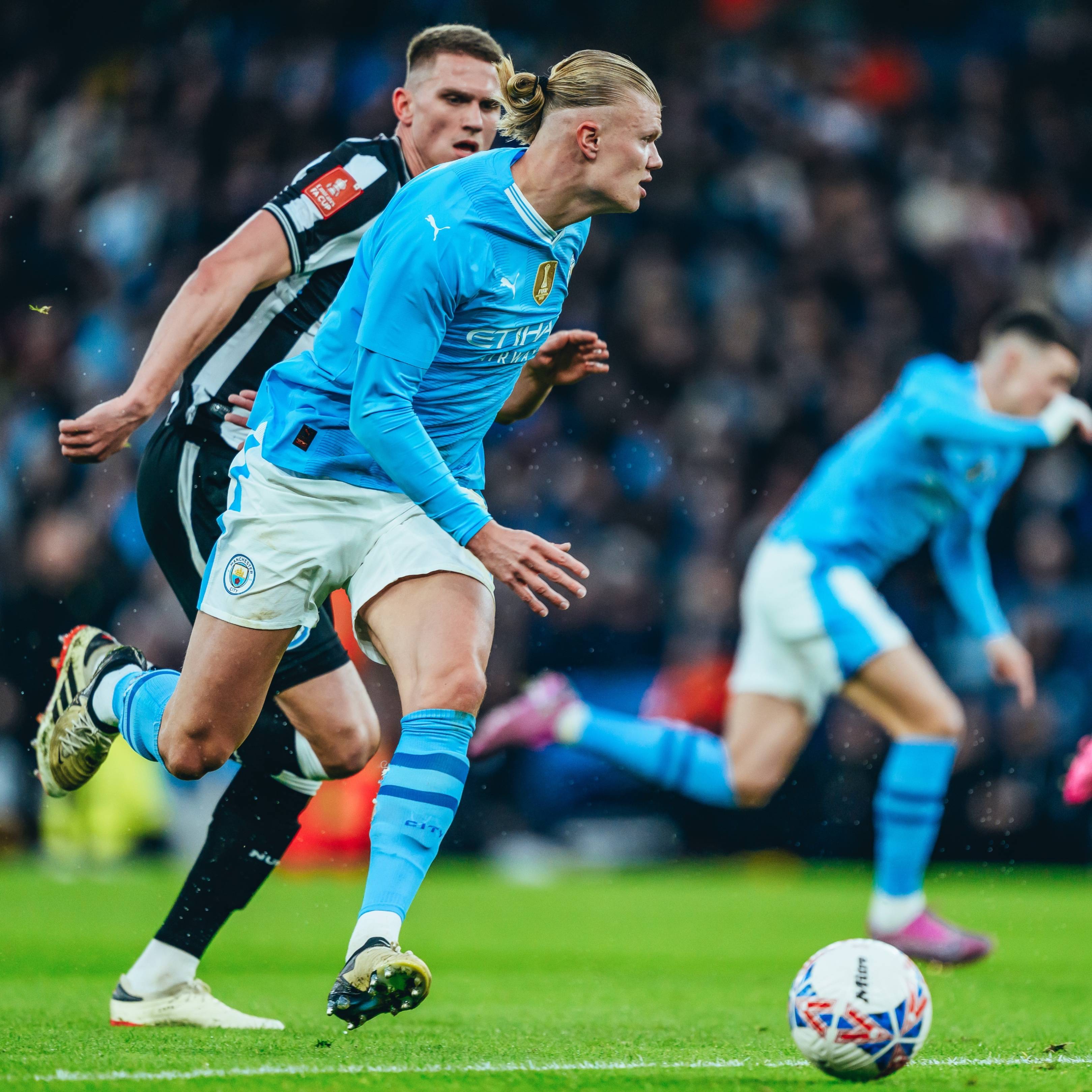 纽卡首发:1-杜布拉夫卡,23-墨菲,5-沙尔,6-拉塞尔斯,4-博特曼,33-丹