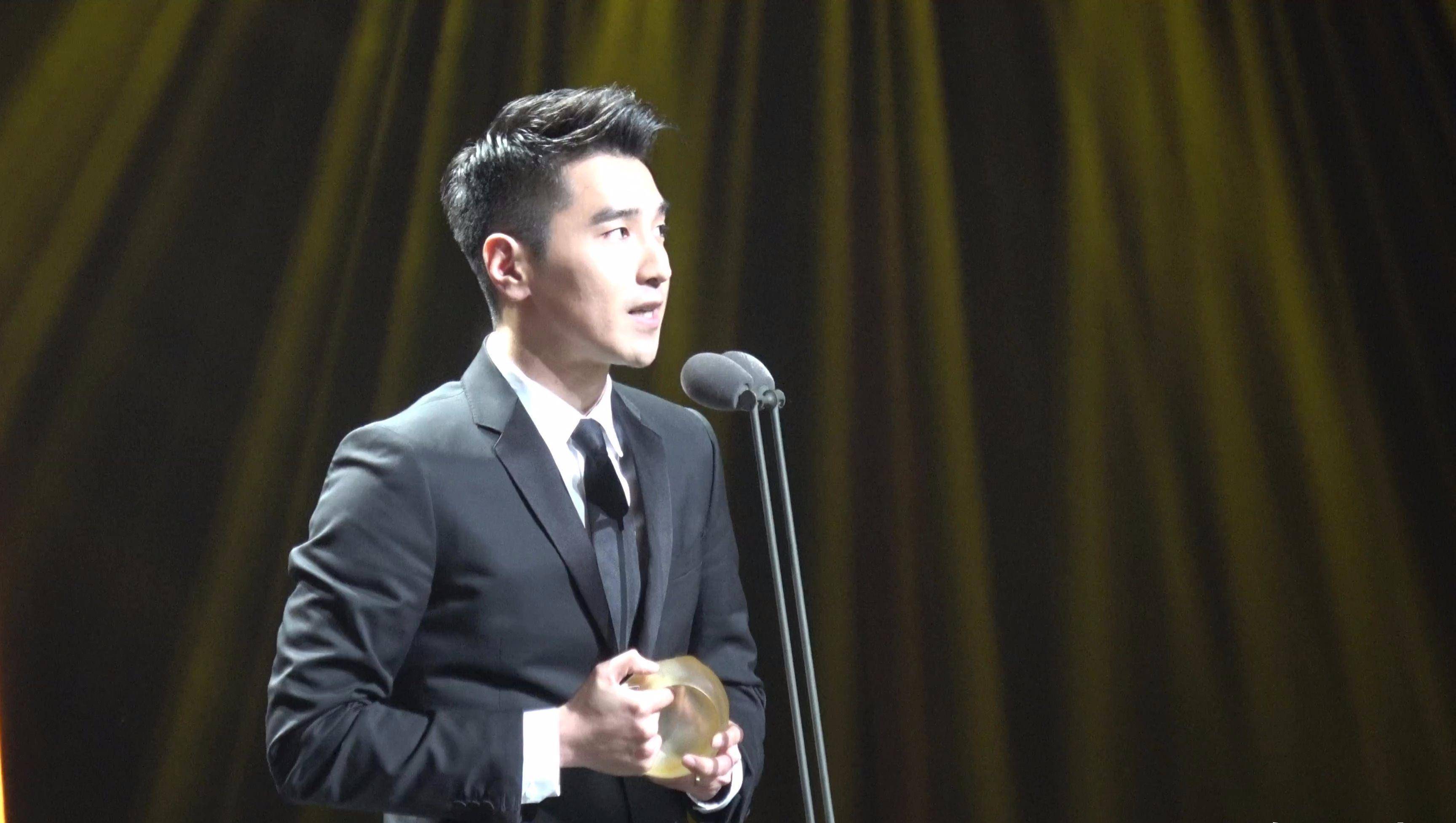 原创好家伙高圆圆隔着口罩也要当街亲吻老公赵又廷弯腰十分配合