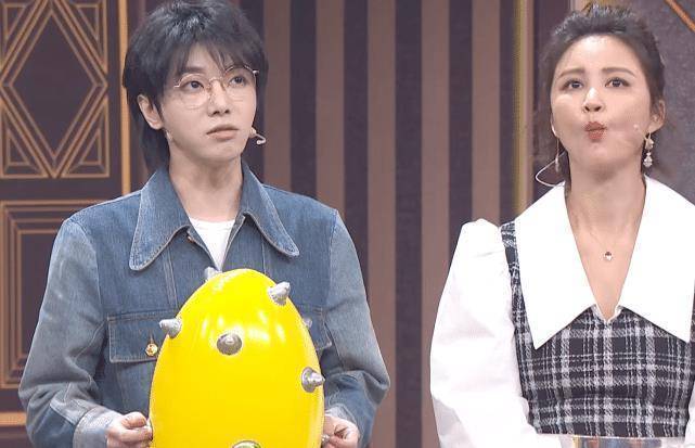 原创沈腾自己玩花花和二姐发呆谁注意关晓彤吴磊年轻就是不一样