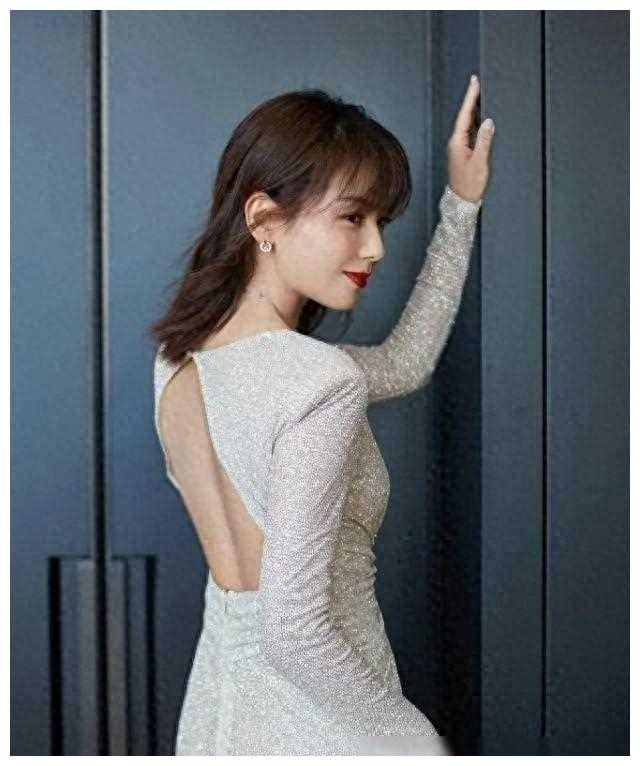 随着她步入镜头,这组照片中,刘涛身着一袭低胸开叉的裙装,尽显女性的