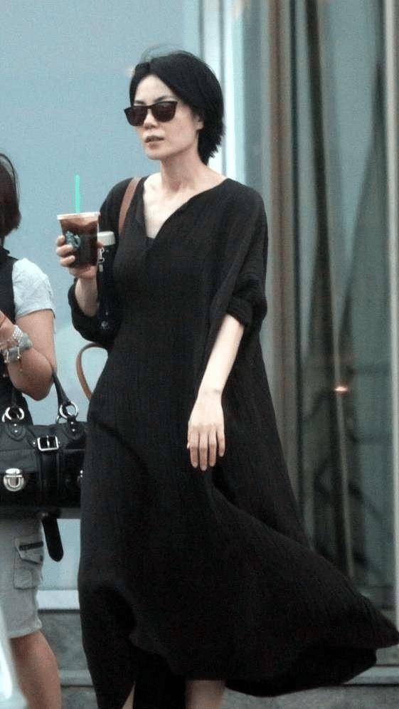 原创王菲高级脸真有优势连大妈款连衣裙都穿出高级感气质出众