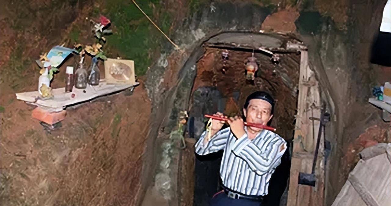 江西男子因失恋隐居20年,把山洞凿成三室一厅,如今68岁仍单身_余水芳