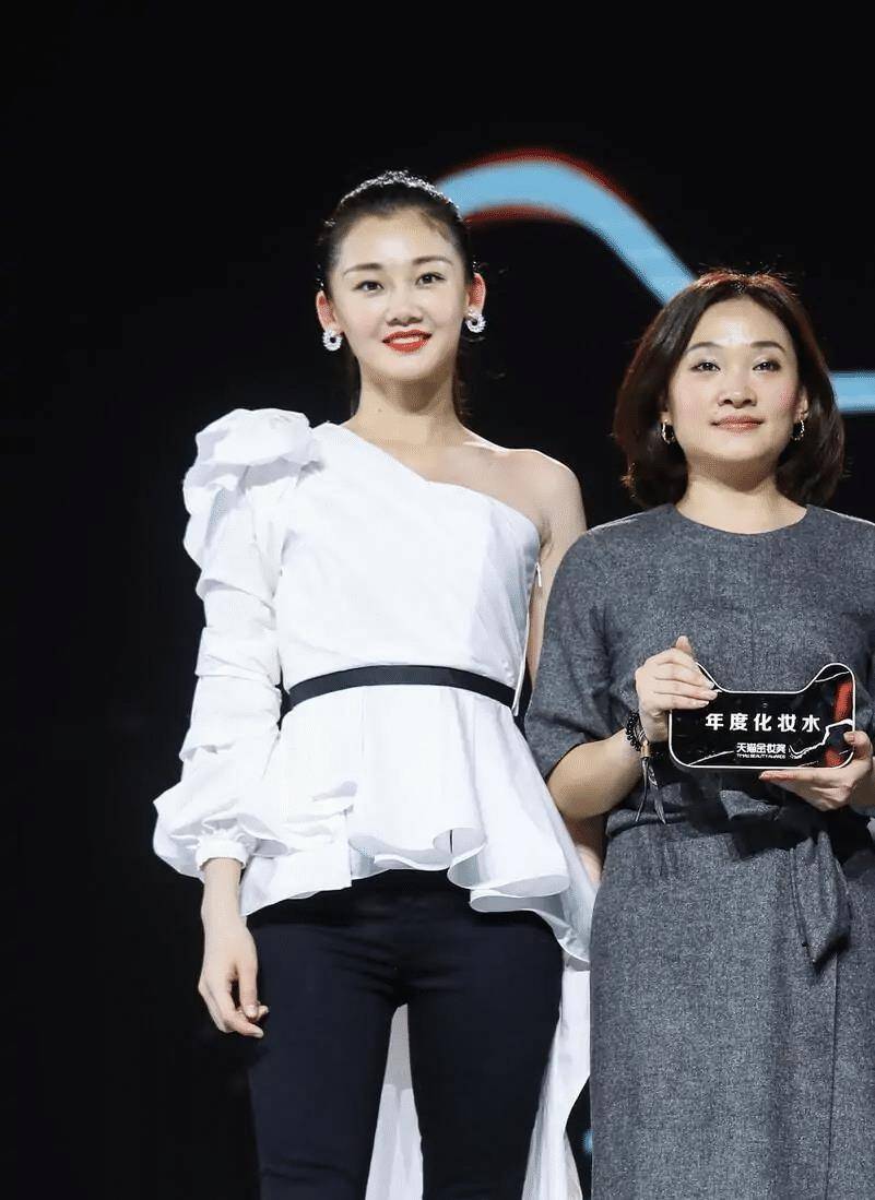 原创苗苗越看越漂亮一身简洁黑白色穿出高级感郑恺眼光独到