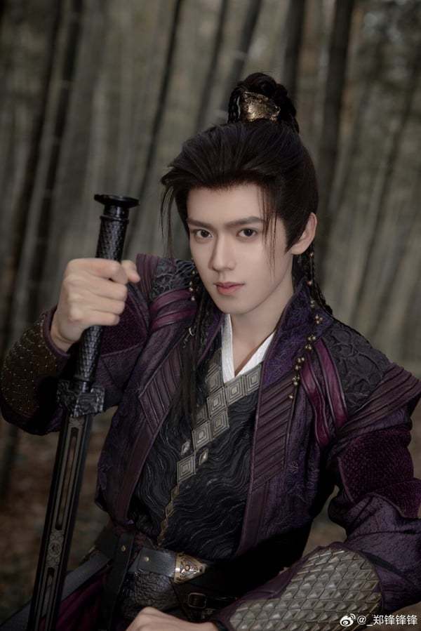 剧情讲述女主角穿越成为恶毒女配,要攻略病娇皇子,男主默默爱上了女主