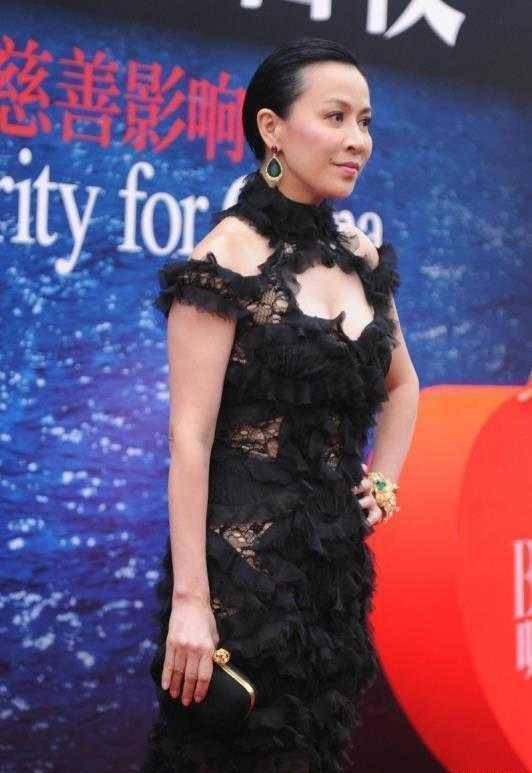 刘嘉玲真不服老,镂空连衣裙还故意穿小号,硬勒出"尤物身材"