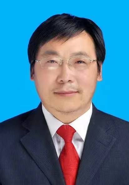 毕业于西北师范大学美术系中国画专业,研修于中国艺术研究院研究生院