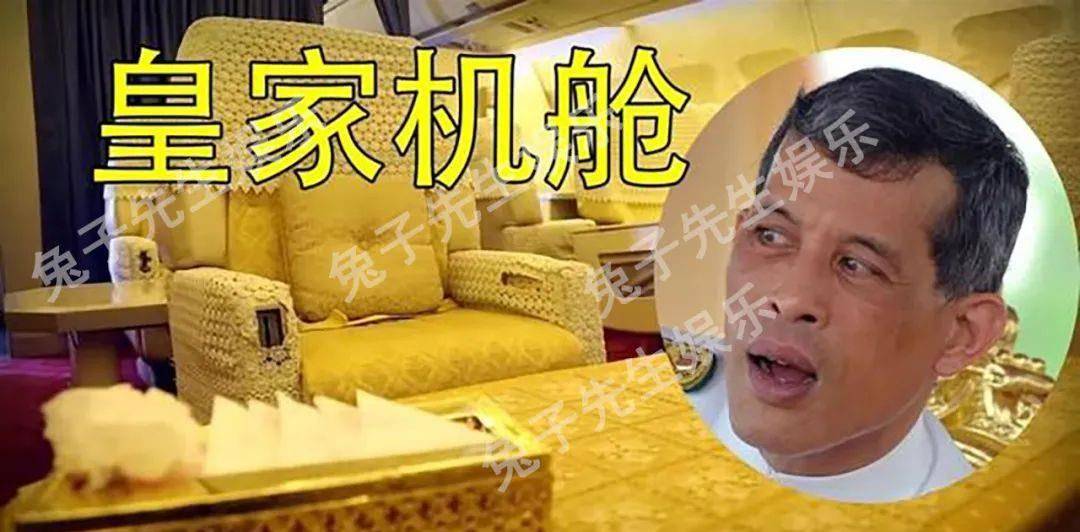 玛哈·哇集拉隆功国王下令诗妮娜在飞机上等他,穿着一件黑色的背心就