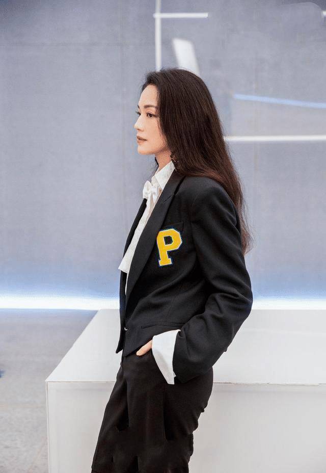 舒淇太会穿了格纹衬衫裙配马丁靴好洋气气质完胜同龄人