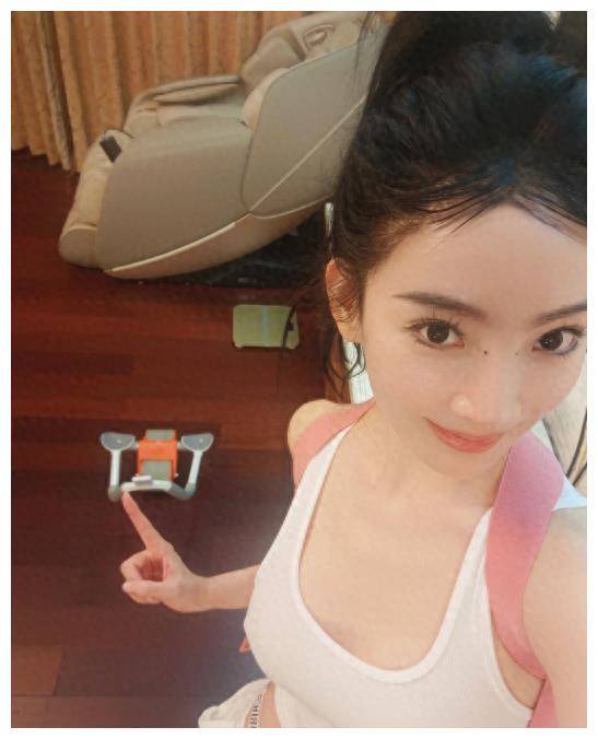 最近,这位小姐姐在出镜时"不小心"露了一手隐私照,瞬间火了起来,直接