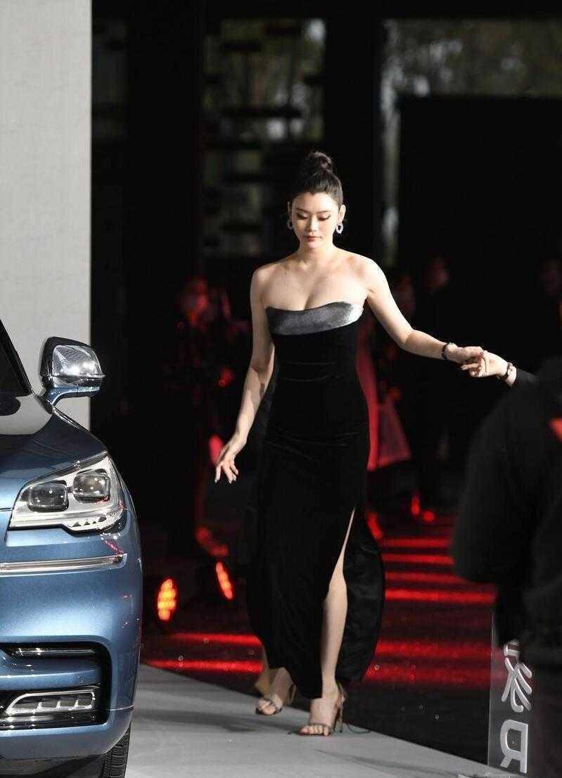 奚梦瑶豪门生活太滋润穿抹胸连衣裙身材发福超模气场仍在