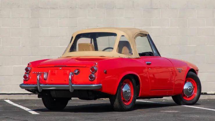 在日本和澳洲这款车称之为"datsun fairlady",起初这款车诞生时并不是