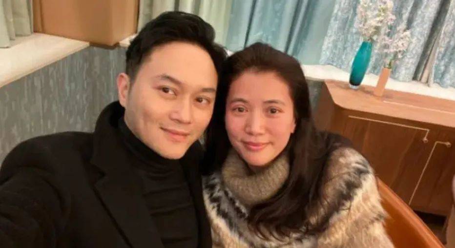 男星为娶港姐与初恋分手,背负"渣男"骂名20 年,他却说从未后悔_张智霖