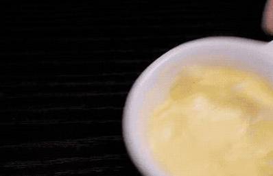 妈妈把酸奶倒入鸡翅里出锅后儿子吃了8个在也不吵着去麦当劳