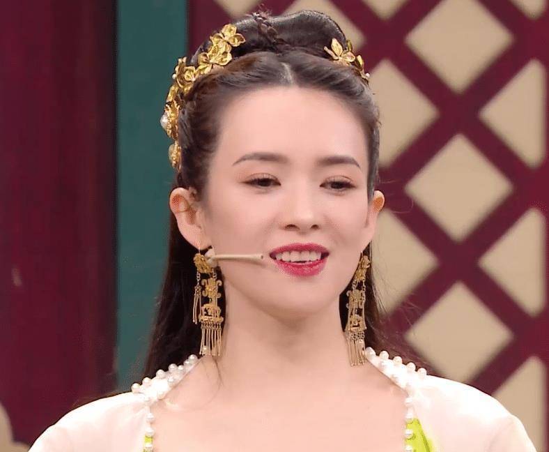 看上去倒像是16岁少女时期的王儇呢,也叫人很是好奇,这一次章子怡会在