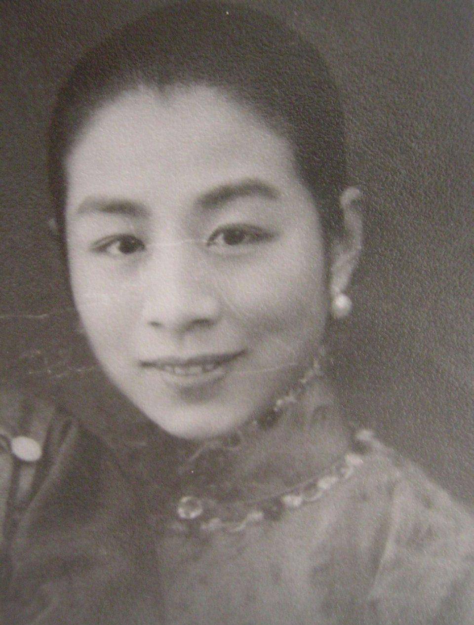原创因不能生育丈夫与义女相恋她愤而离婚余生遁入空门