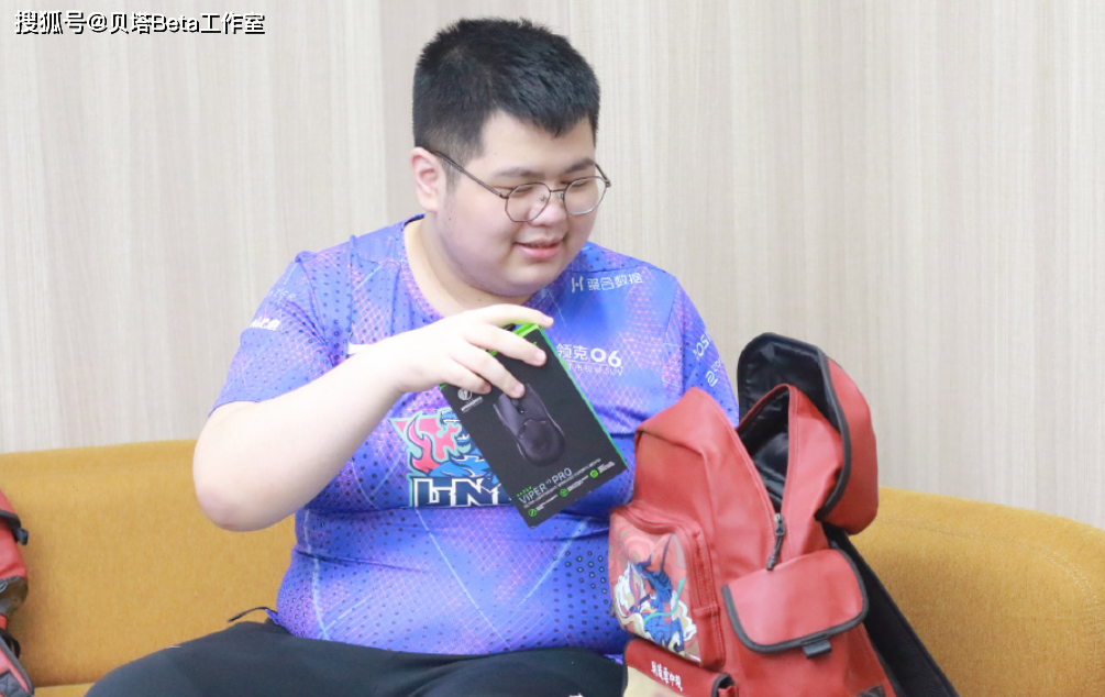 不过好在lpl知名经纪人涵艺在pandac的微博下方留言,表示自己会帮助