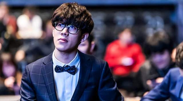 原创离谱theshy被粉丝要求与ning切割直播袒露心声神情落寞