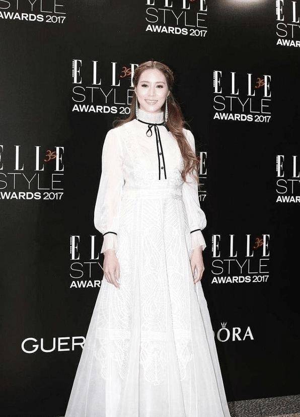 原创徐子淇这回终于像贵妇一袭黑色连衣裙亮相端庄又高贵