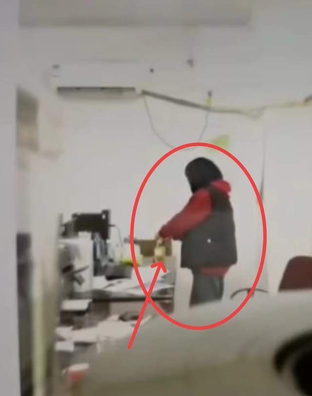 网传一女子给怀孕女同事投毒,害人原因太奇葩,曾致人两次流产_不知道