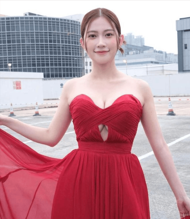 近年来,黄婧灵成功地从模特转型为演员,这一转变不仅让她事业焕发出新