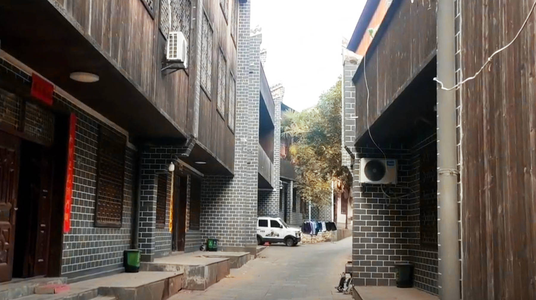 武汉郊区有座美丽小村,遍布古典风格民房,一条老巷子充满年代感
