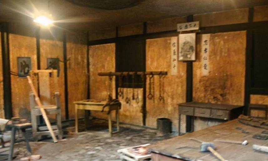 原创2007年重庆工人修缮渣滓洞无意间发现暗洞洞中物品令人动容