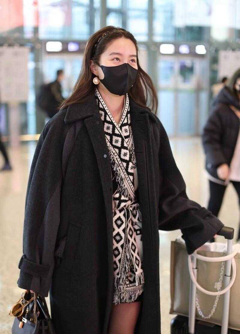 原创杨采钰年轻就是敢穿大冬天露腿穿大衣轻松美出国际范