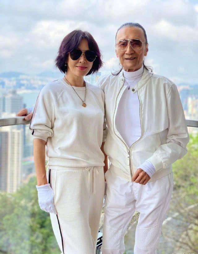 原创谢贤最新近照意气风发一身白衣健硕又帅与女友复合笑得很欢乐